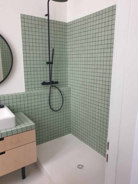 Salle de bain carreaux vert olive 